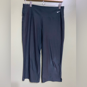 Black Nike Wide Leg‎ Capris, Size M (8-10)